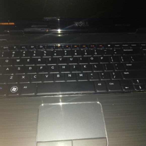 Dell Inspiron M5010 - Picture 3 of 6